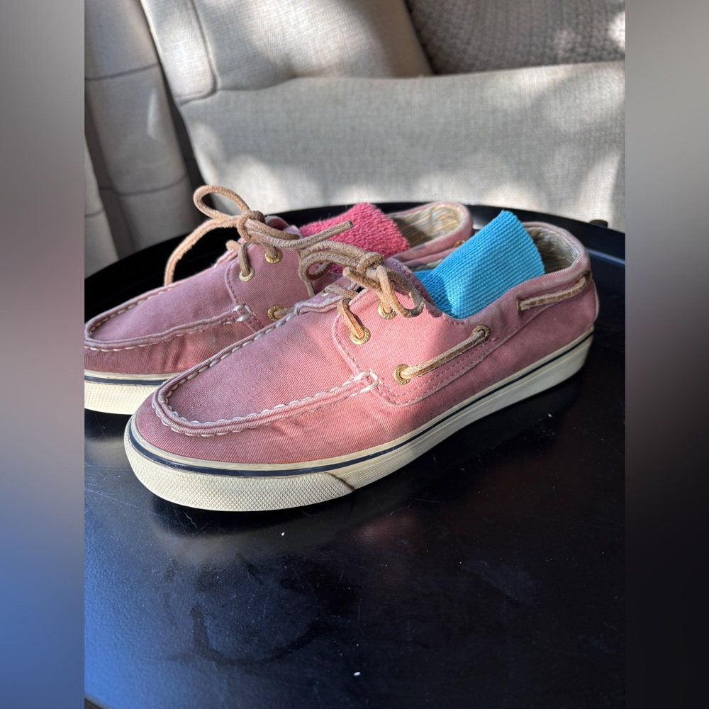 Women’s pink Sperry Topsiders